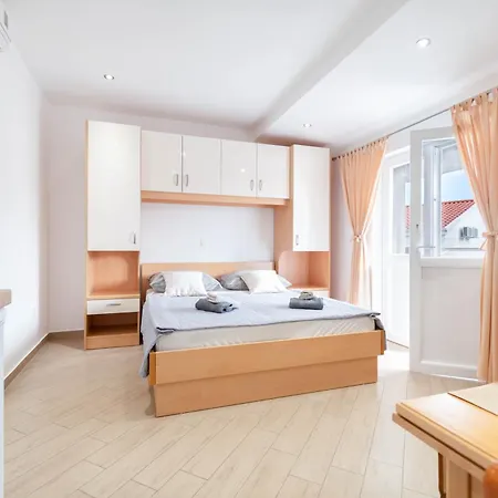 Apartment Dora *